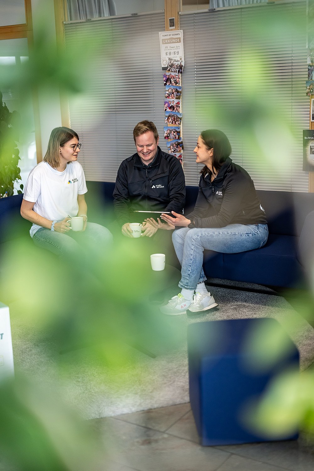 Julia bei einer Besprechung bei zwei Kollegen