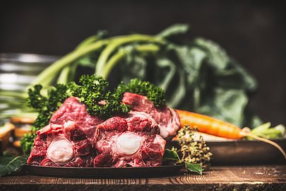 Fleisch und Gemüse liegen angerichtet auf einem Teller - from nose to tail im Allgäu
