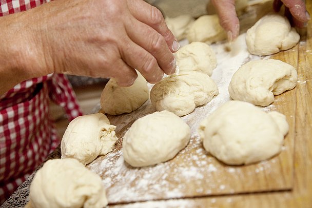 Die Funkenküchle werden aus einem klassischen Hefeteig hergestellt, der dann in die typische Form gebracht wird.