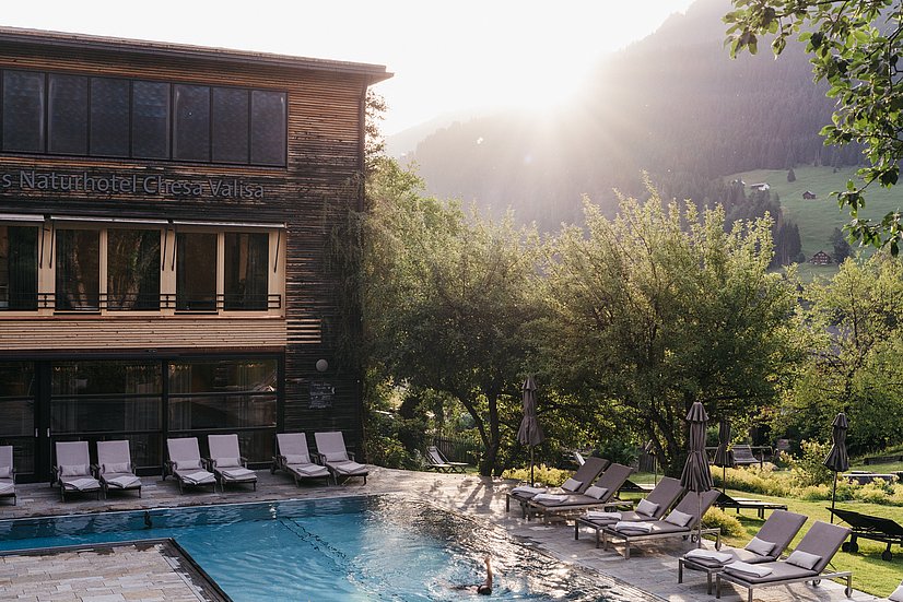 Outdoorpool vor dem Naturhotel Chesa Valisa