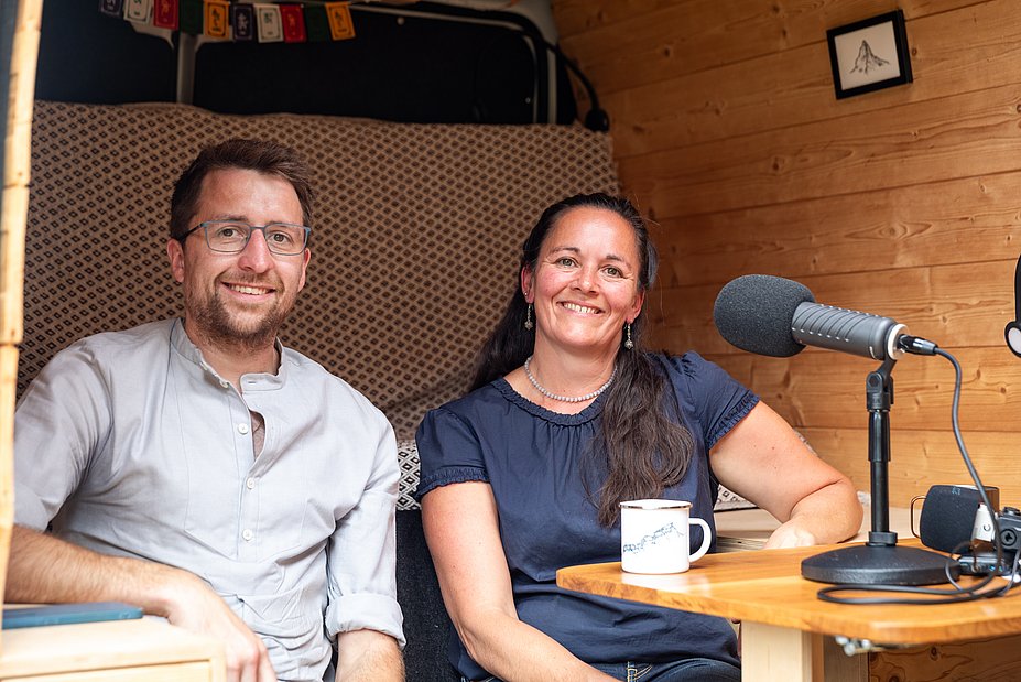 Theresia Schwarz vom Allgäuer Alpgenuss e. V. und Michael Lämmerhofer von der Sennalpe Weinberg Eck im Podcast-Bus