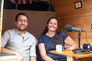 Theresia Schwarz vom Allgäuer Alpgenuss e. V. und Michael Lämmerhofer von der Sennalpe Weinberg Eck im Podcast-Bus