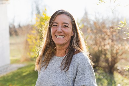 Porträt von Nina Wolz im Garten