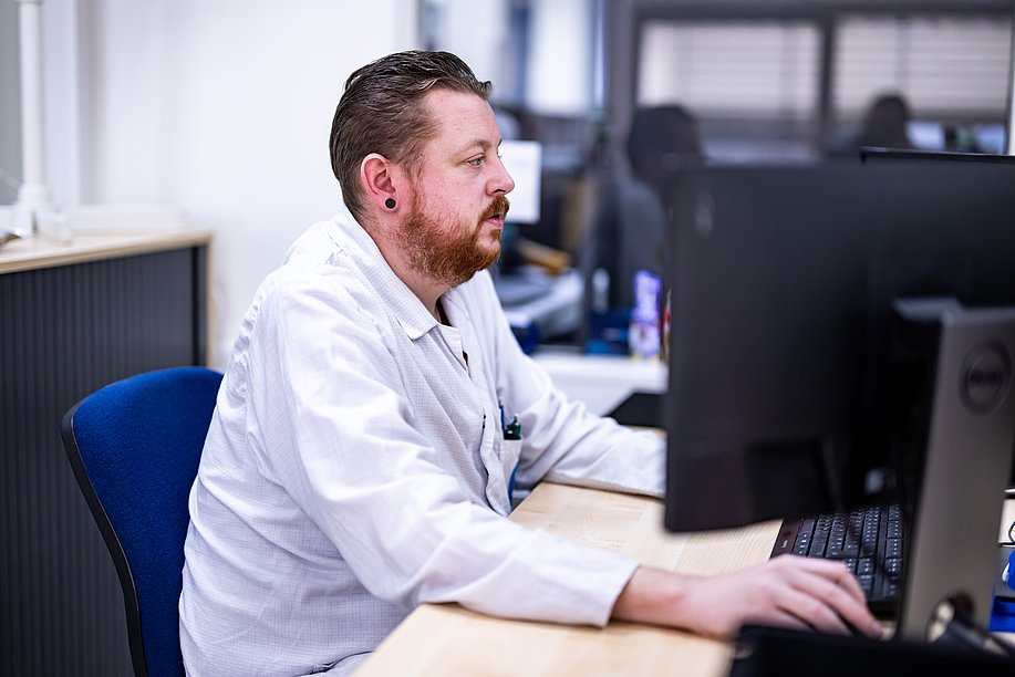Pascal auf der Arbeit an einem Computer