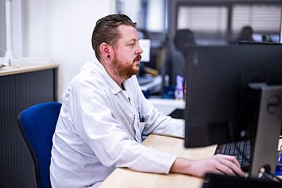 Pascal auf der Arbeit an einem Computer