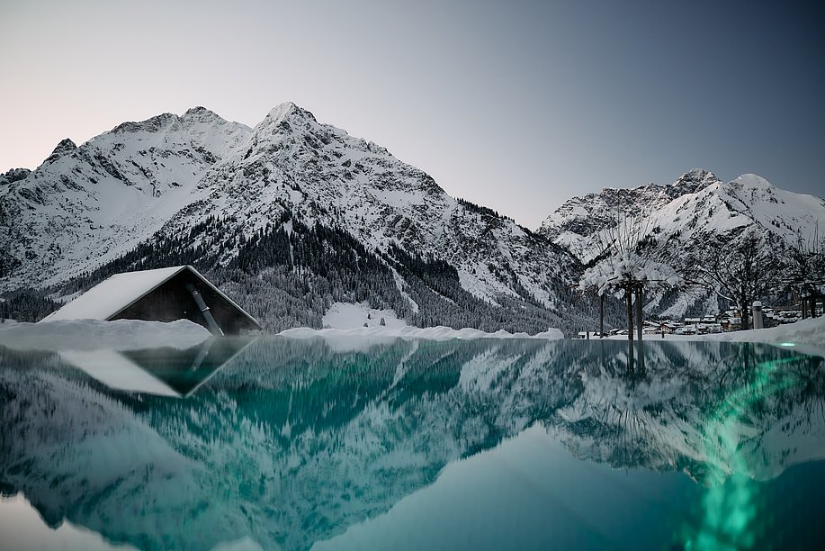 Pool vor verschneiten Bergen