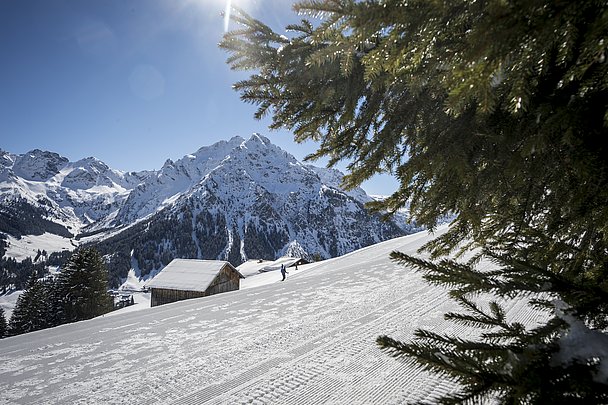 Frisch präparierter Winterwanderweg mit Bergsicht