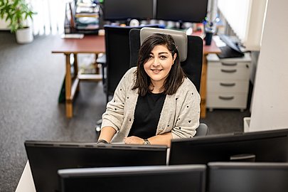 Porträt von Bahare an einem Schreibtisch in einem Büro