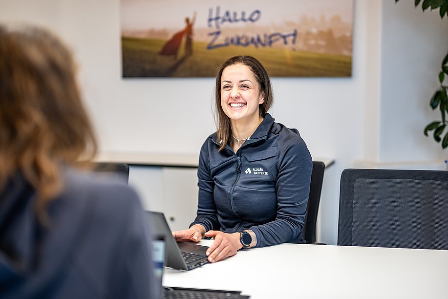 Julia bei einer Besprechung mit einer Kollegin bei Allgäu Batterie
