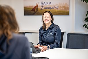 Julia bei einer Besprechung mit einer Kollegin bei Allgäu Batterie Julia bei einer Besprechung mit einer Kollegin bei Allgäu Batterie