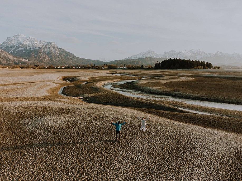 Leerer Forggensee mit Bergen im Hintergrund Leerer Forggensee mit Bergen im Hintergrund