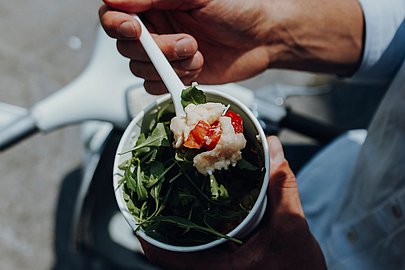 Mann hält Mittagessen in der Hand, draußen Mann hält Mittagessen in der Hand, draußen