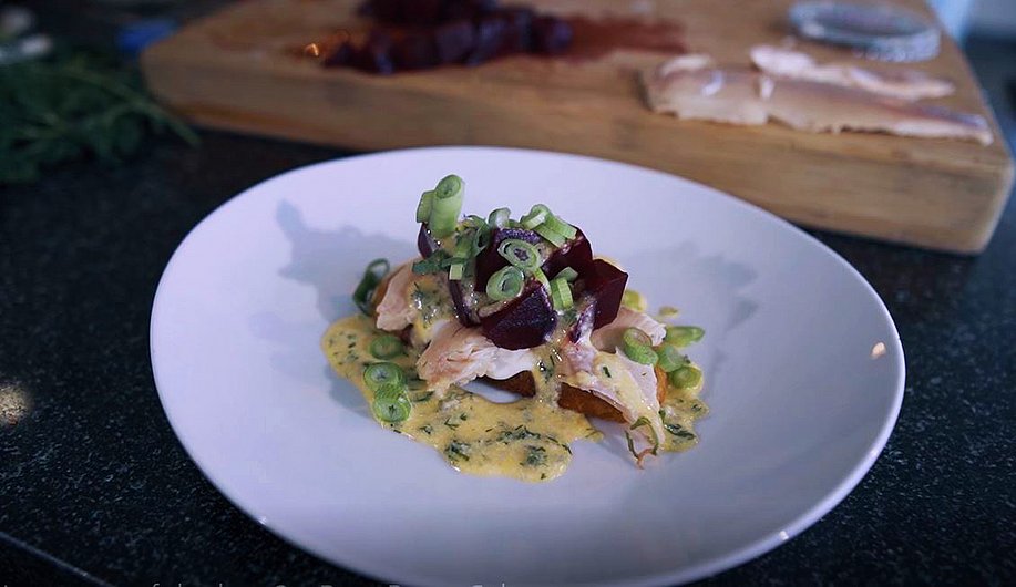 Ein Rote Beete Salat mit Heringsstücken