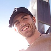 Moritz Brückner im Rollstuhl vor dem Freiheitsbrunnen in Memmingen