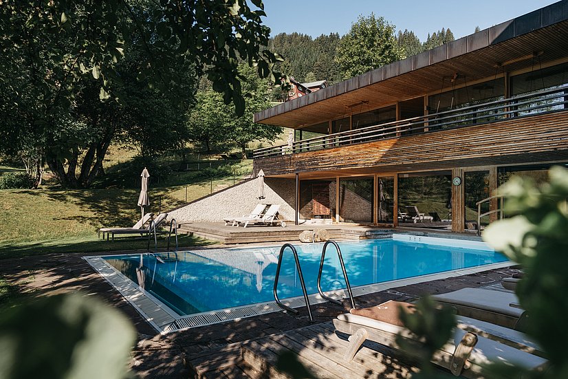 Outdoorpool vor dem Naturhotel Chesa Valisa