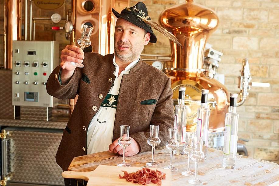 Mann in Tracht testest Schnaps Mann in Tracht testest Schnaps