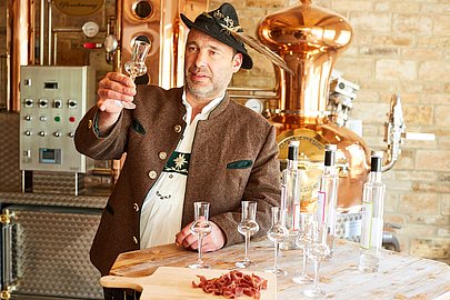 Mann in Tracht testest Schnaps Mann in Tracht testest Schnaps