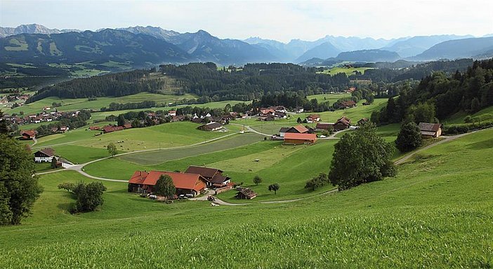 Ausblick auf den Bauernhof und Hüttenberg