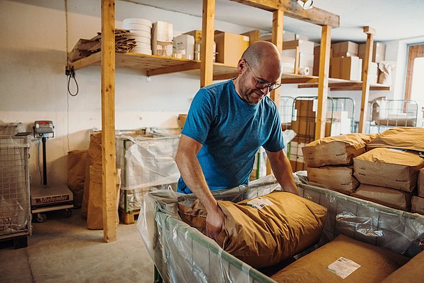 Fertig verpackt in großen Papiersäcken werden die Nudeln im Lagerraum gestapelt