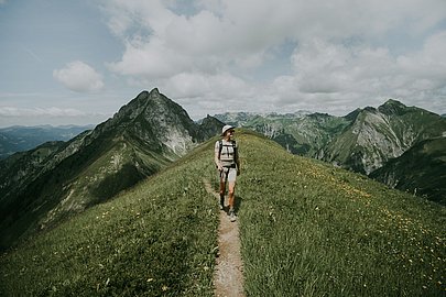 Wanderin hoch oben in den Allgäuer Alpen