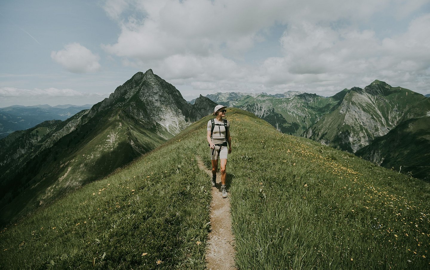 Wanderin hoch oben in den Allgäuer Alpen