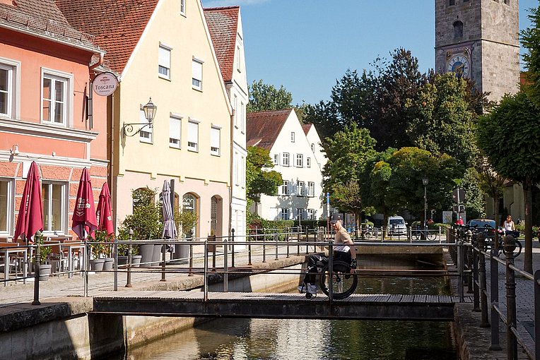 Moritz Brückner im Rollstuhl auf der Brücke in der Oberen Bachgasse in Memmingen