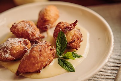 Nonnenfürzle sind frittierte Teigbällchen aus dem Allgäu und dem angrenzenden Schwaben