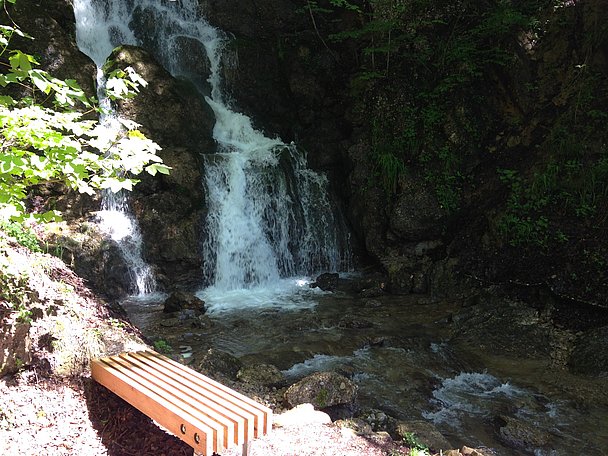 Bank neben einem Wasserfall