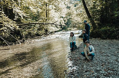 Familie am Ufer des Eistobels