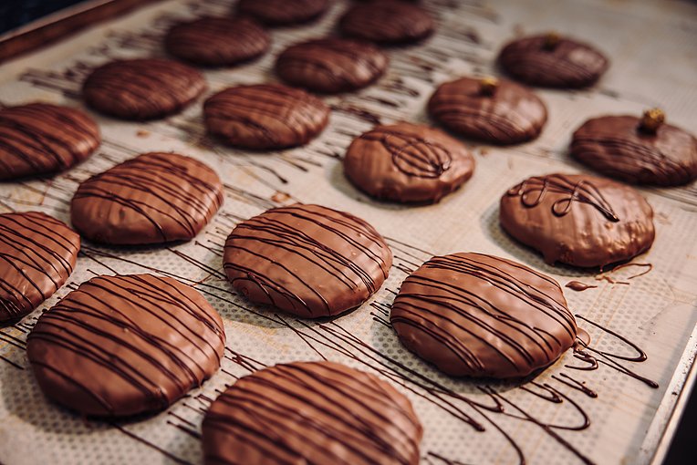 Bitte zugreifen: fertige Lebkuchen mit Schokolade übersponnen 