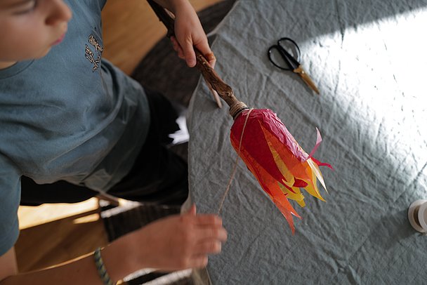 Fackel basteln: eine Kordel wird um die Fackel gewickelt