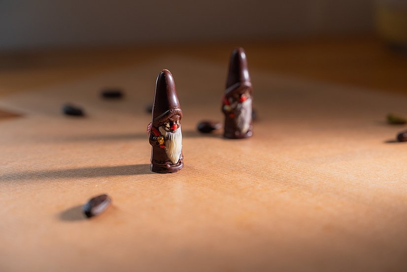 Zwei Schokoladen-Nikoläuse