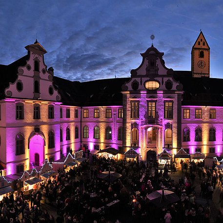 Weihnachtsmarkt im Innenhof des Hohen Schlosses in Füssen