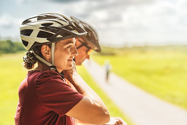Frau und Mann mit Fahrradhelm
