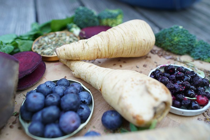 Regionales Superfood aus dem Allgäu Beeren und Pastinaken angerichtet auf einem Tisch