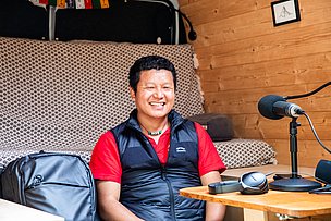 Hüttenwirt Ang Kami Lama im Podcastbus