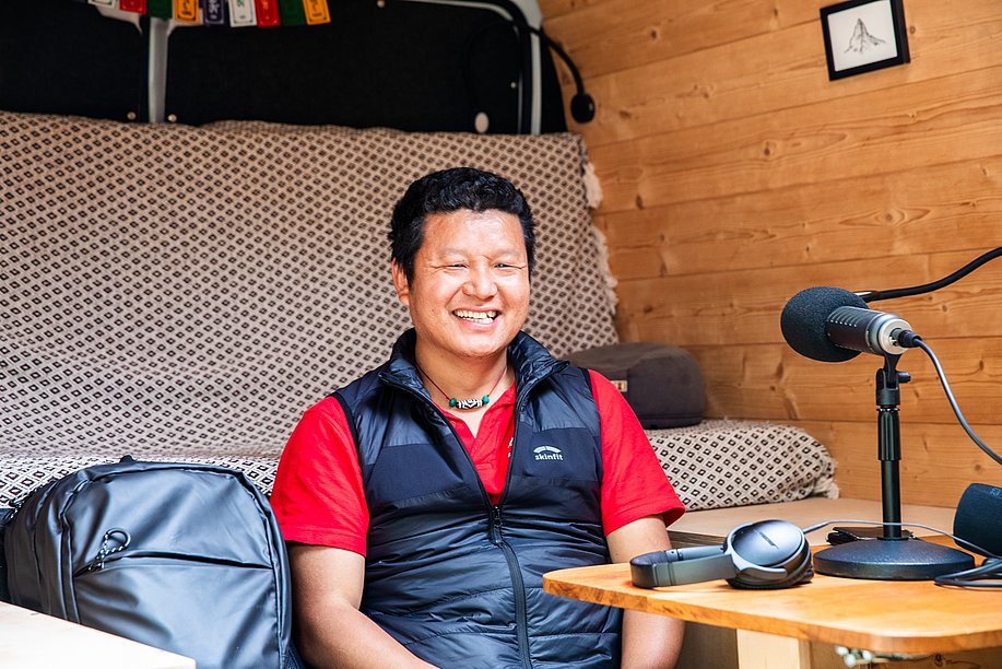 Hüttenwirt Ang Kami Lama im Podcastbus