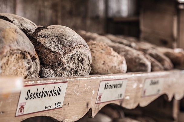 Brotlaibe in der Auslage einer Allgäuer Bäckerei