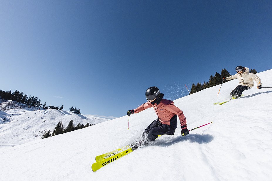 Skifahrer Paar mit blauem Himmel an der Hörnerbahn Skifahrer Paar mit blauem Himmel an der Hörnerbahn