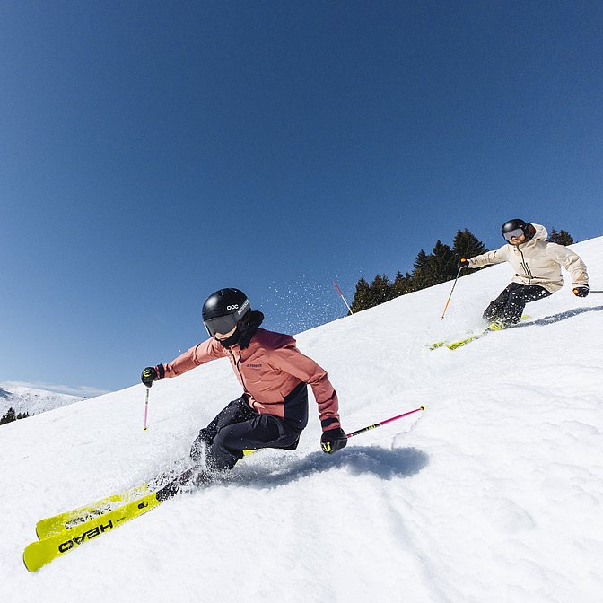 Skifahrer Paar mit blauem Himmel an der Hörnerbahn