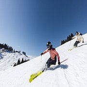 Skifahrer Paar mit blauem Himmel an der Hörnerbahn