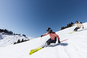 Skifahrer Paar mit blauem Himmel an der Hörnerbahn