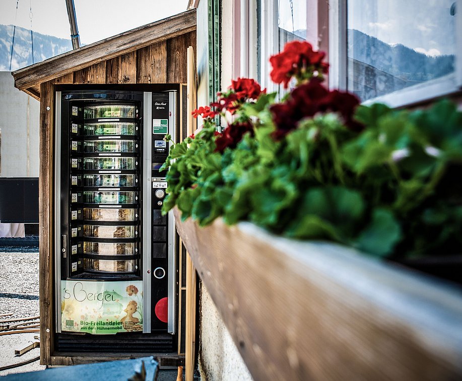 Lebensmittelautomat s'Bergei Hühnermobil im Allgäu