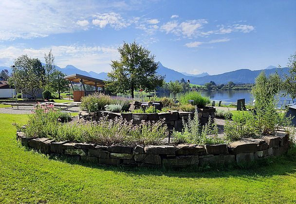 Kräuterspirale, dahinter der Hopfensee
