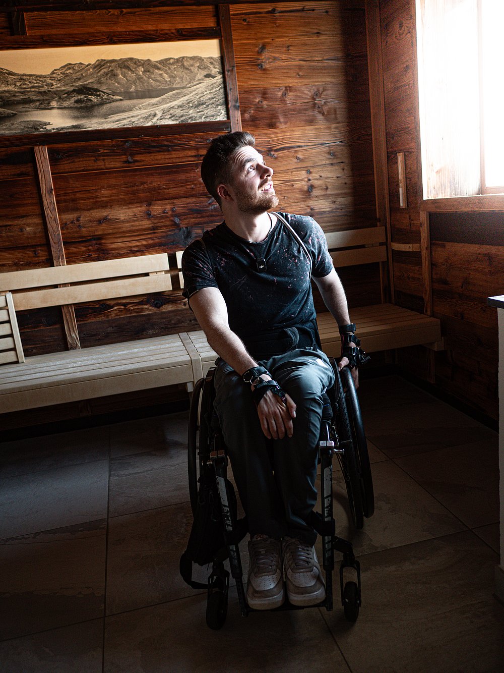 Moritz Brückner im Rollstuhl in der Sauna im Allgäu ART Hotel in Kempten