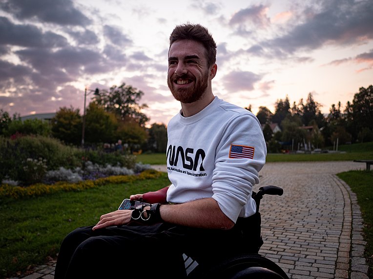 Moritz Brückner im Rollstuhl im Stadtpark in Lindenberg