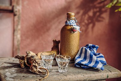 Eine Flasche Enzian mit zwei Gläsern