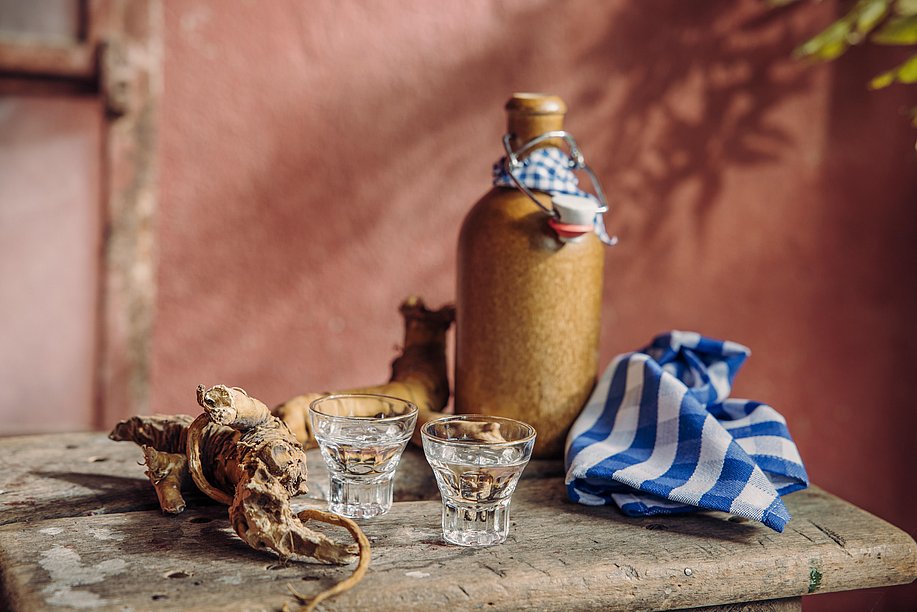 Eine Flasche Enzian mit zwei Gläsern