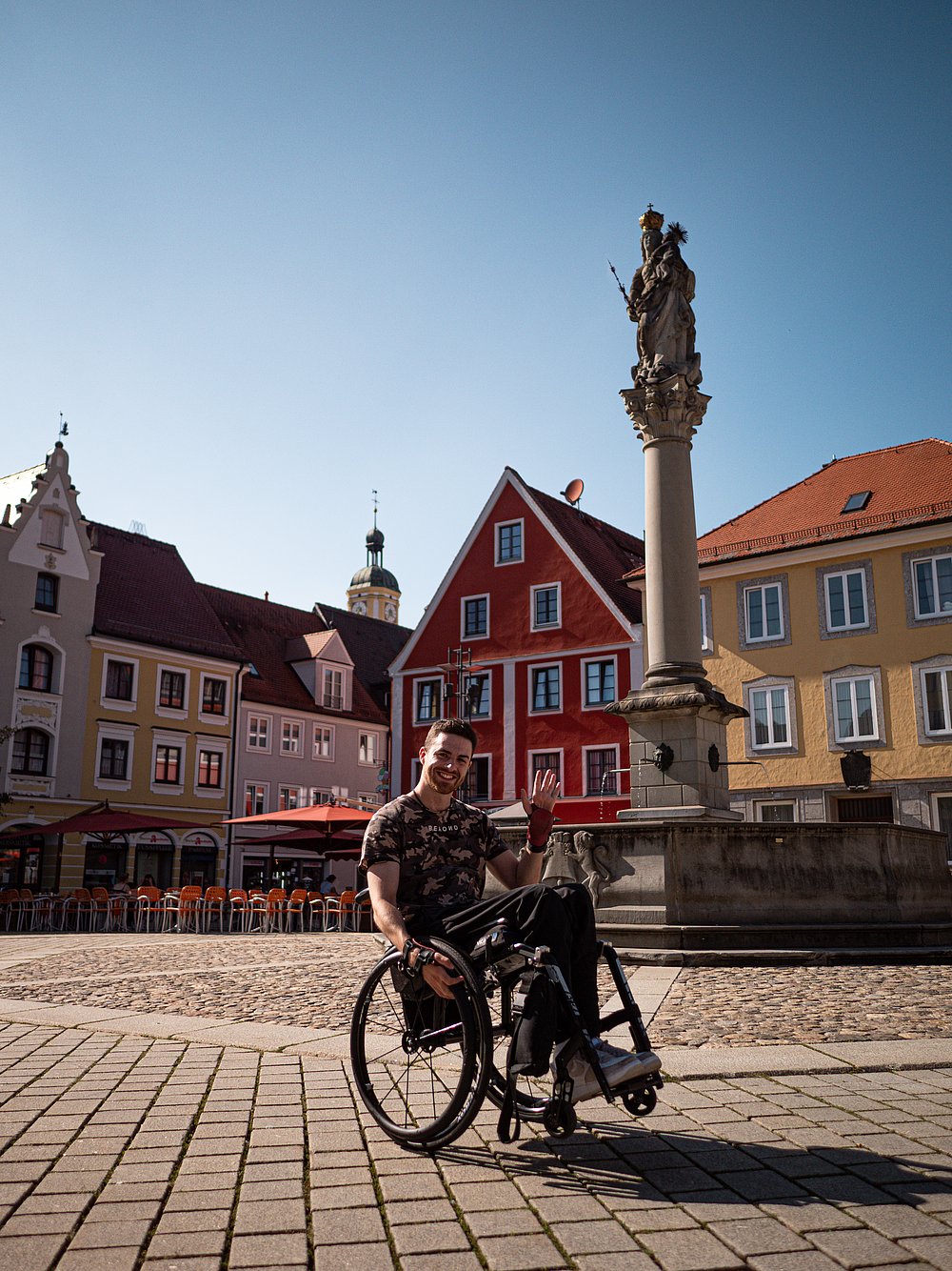 Moritz Brückner im Rollstuhl auf dem Marktplatz in Mindelheim