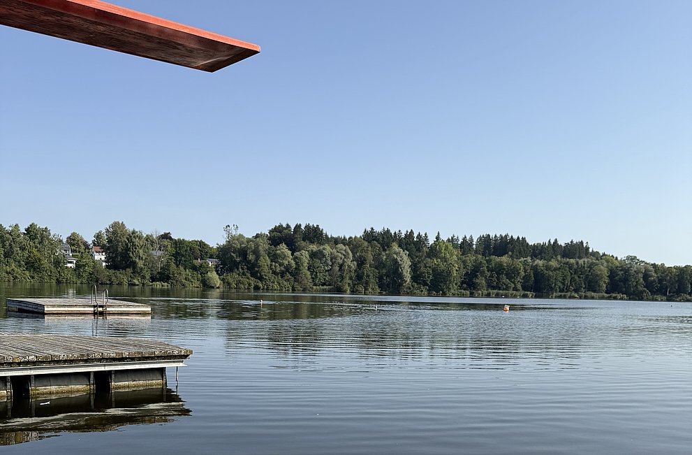 Schwimmende Plattform und Sprungbrett im Freibad Leutkirch